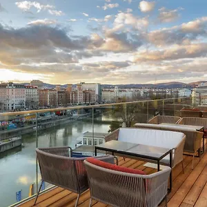 Radisson Red Hotel, Ξενοδοχείο