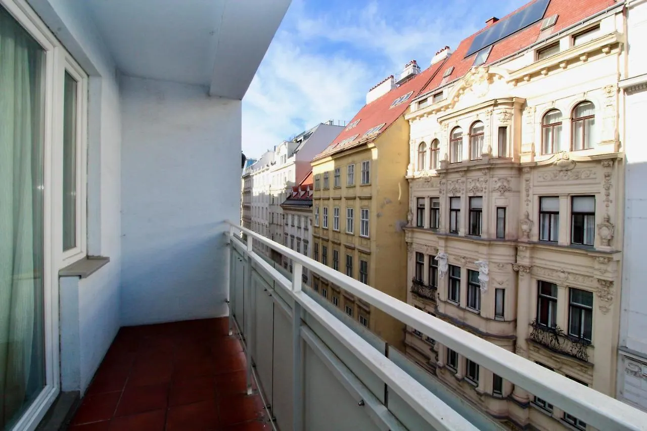 Balcony Apartment - Next To Opera Wien