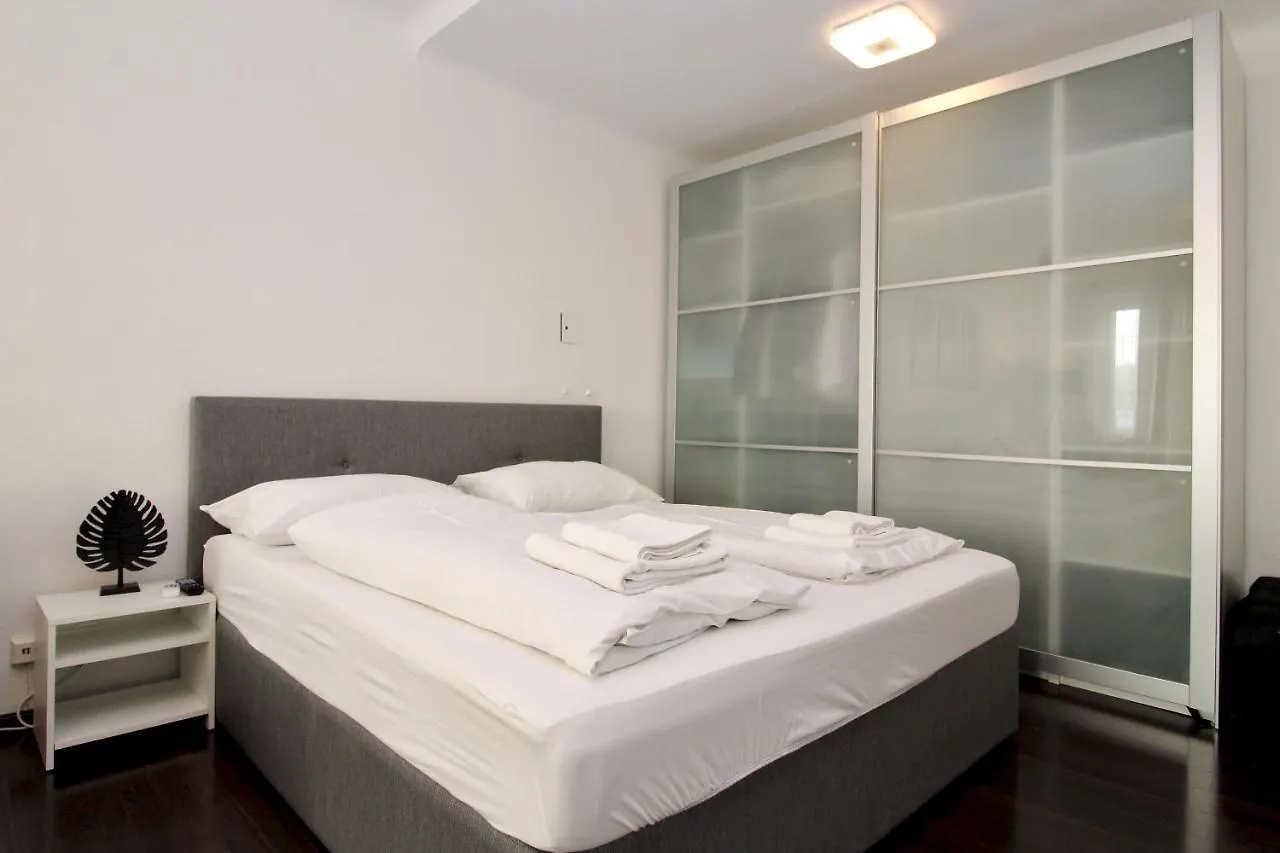 Balcony Apartment - Next To Opera Wien